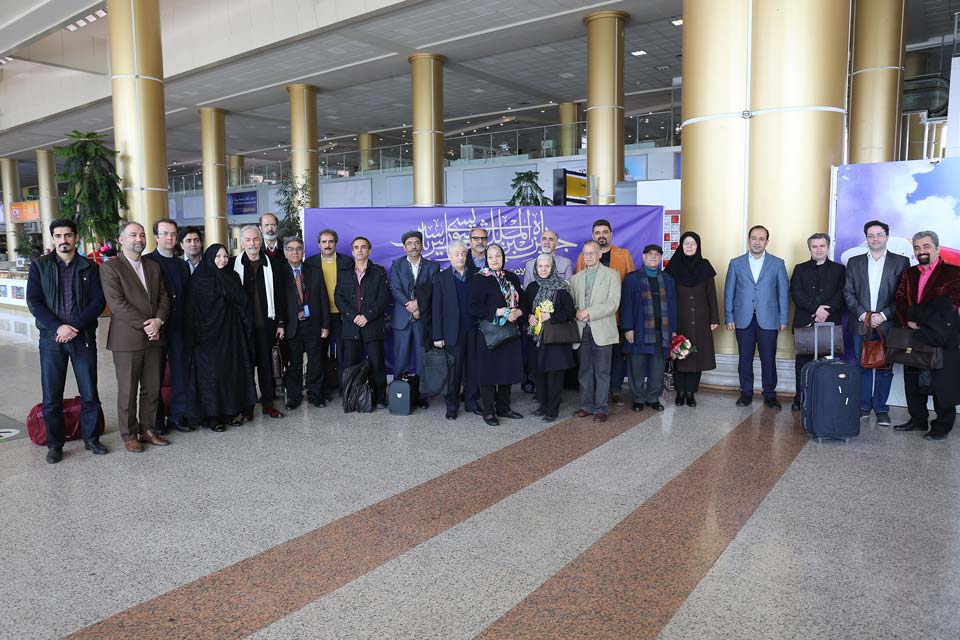 تصاویر ورود اساتید به فرودگاه مشهد جهت برگزاری مراسم رونمایی از جایزه بین‌المللی 97
